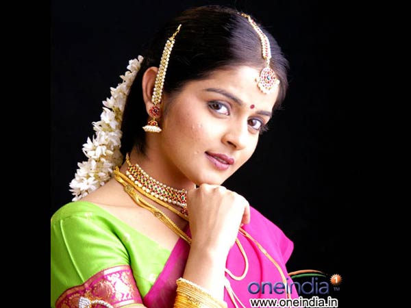 റോമയെ വിവിധ വസ്ത്രങ്ങളില്‍ കാണൂ 