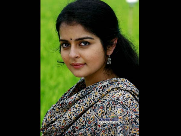 റോമയെ വിവിധ വസ്ത്രങ്ങളില്‍ കാണൂ 