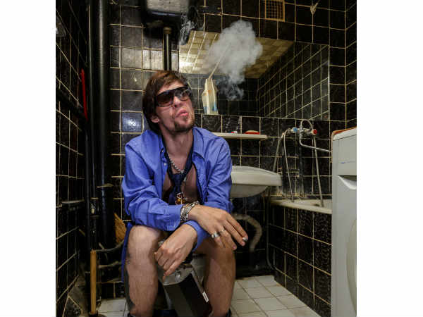 ടോയ്‍ലെറ്റിലെ പുകവലി , പത്രം വായന