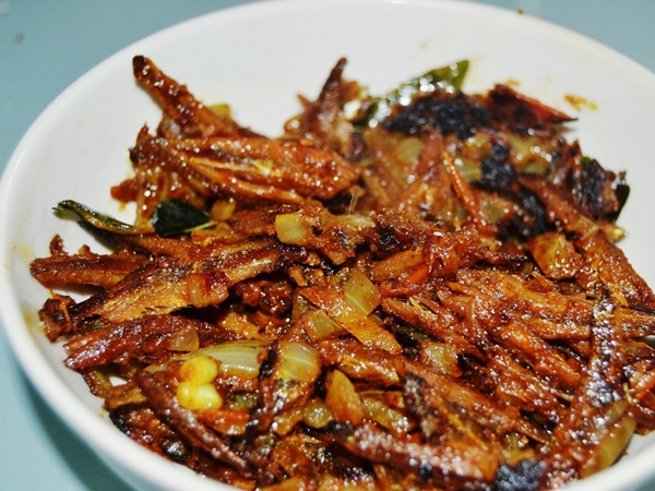 വെളുത്തുള്ളി ഇട്ട നെത്തോലി കറി