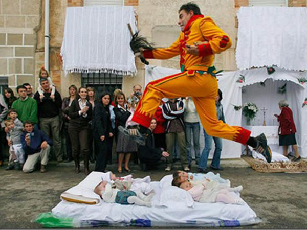 വിചിത്രം, ഈ ആചാരങ്ങള്‍