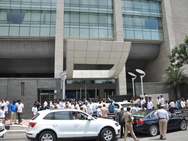 വാഹനം ദൂരെ പാര്‍ക്ക് ചെയ്യുക