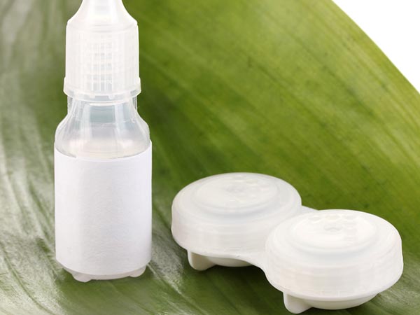 കണ്ണില്‍ മരുന്നൊഴിയ്ക്കുമ്പോള്‍..