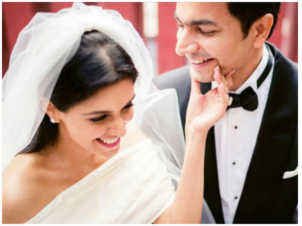 അസിന്റെ വിവാഹവസ്ത്രം കാണൂ