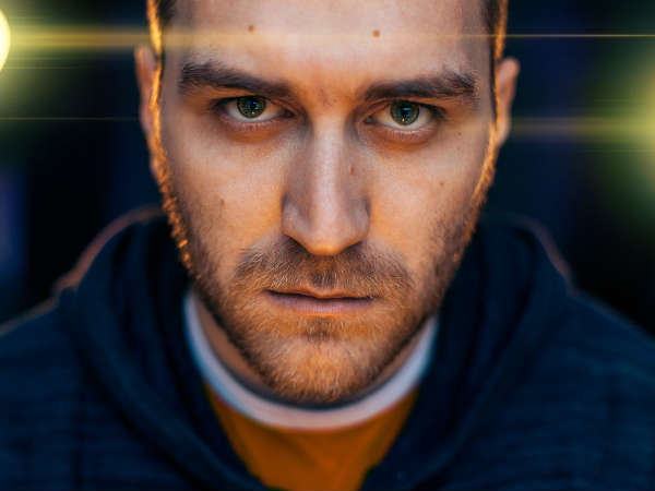 നെറ്റിയുടെ വലത് ഭാഗത്ത്