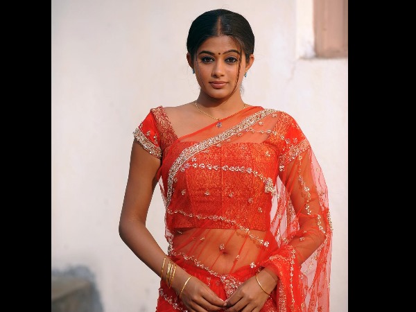 താരങ്ങള്‍ ഹോട്ട്‌ സാരി ഫാഷനുകളില്‍