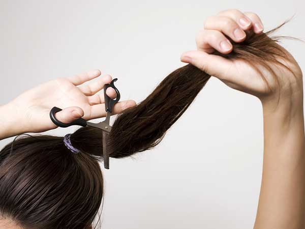 മുടി വെട്ടുക