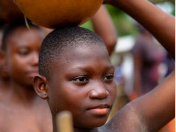 രോമം വടിച്ച തലയുമായി നടത്തം