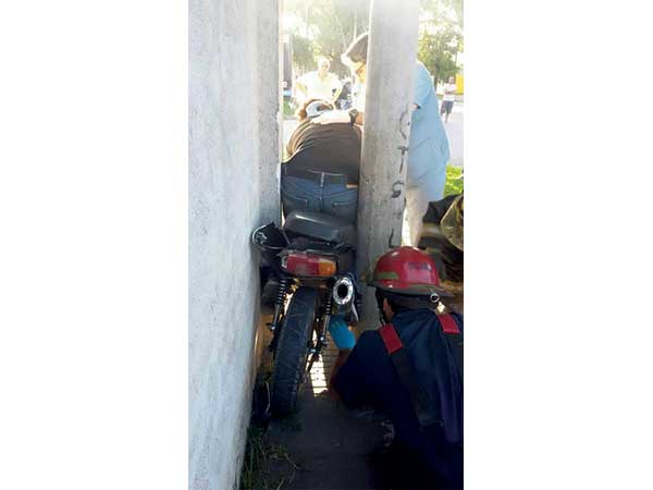 ചുമരിനും പോസ്റ്റിനുമിടയില്‍