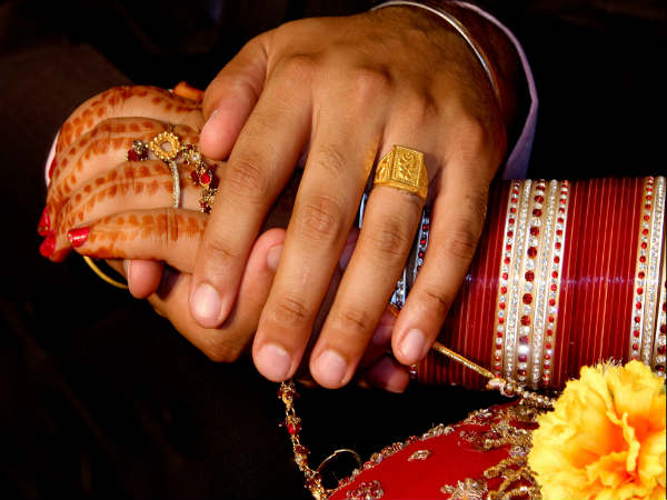 അവളുടെ കയ്യിലെ ചുവന്ന വളകള്‍.....