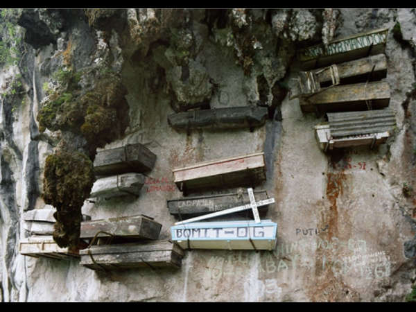 മലമുകളിലെ ശവപ്പെട്ടികള് മലമുകളിലെ ശവപ്പെട്ടികള്