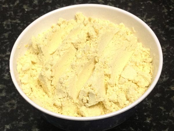 കടലമാവ്, മഞ്ഞള്‍, യോഗര്‍ട്ട് ഫേസ്‍പായ്ക്ക് 