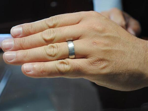 ഭാര്യയെ തല്ലുമോ, ആണിന്റെ കൈ പറയും സത്യം!