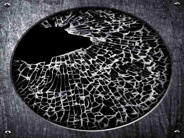 കണ്ണാടി ഉടയുന്നത്