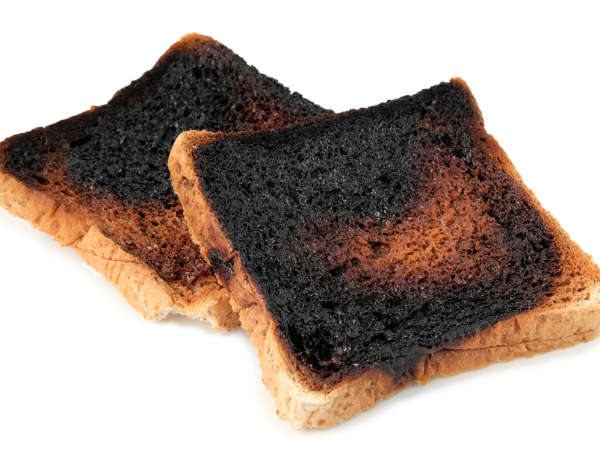 1 മിനിറ്റില്‍ പല്ലു വെളുക്കാന്‍ കരിഞ്ഞ ബ്രെഡ്