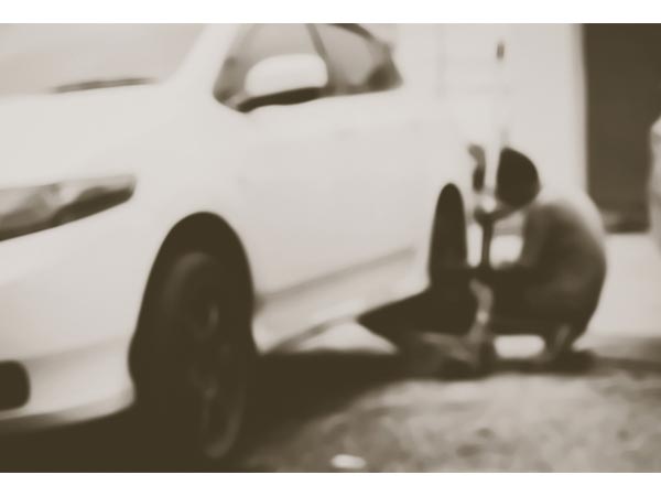  വെറും കൈകൊണ്ട് കാര്‍ ഉയര്‍ത്താം