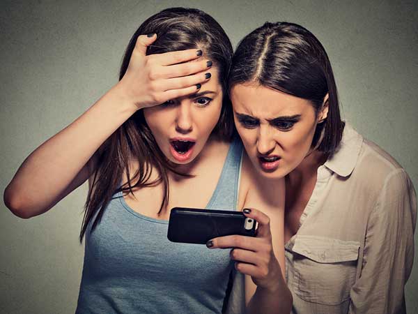 മുഖത്ത് തേയ്ക്കുന്ന ആര്‍ത്തവരക്തം