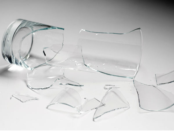  പൊട്ടിയ ഗ്ലാസ്സ്