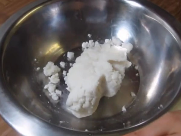 വെള്ളത്തില്‍ കുഴച്ചെടുക്കുമ്പോള്‍