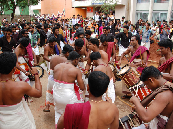  പുലിക്കളികളും നാടന്‍ കളികളും