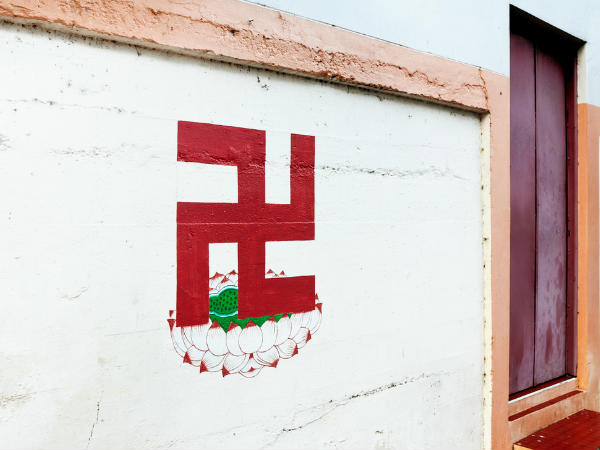 വീടിന് മുന്നില്‍ സ്വസ്തികം തൂക്കിയിടുക