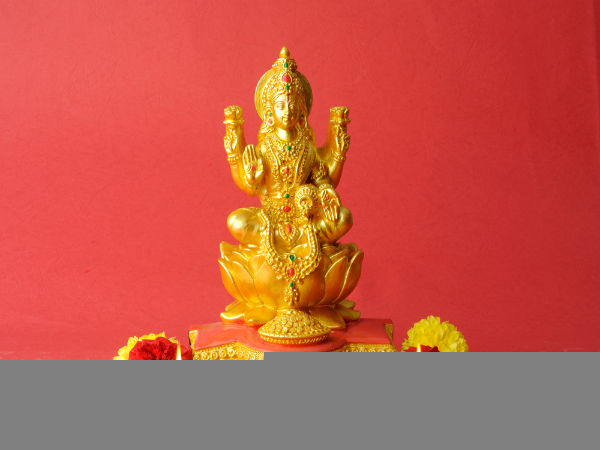 ദേവിയെ പൂജിക്കുമ്പോള്‍