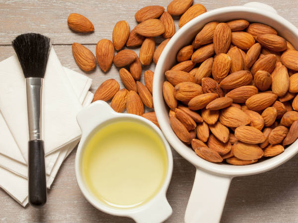 റോസ് വാട്ടറും ആല്‍മണ്ട് ഓയിലും