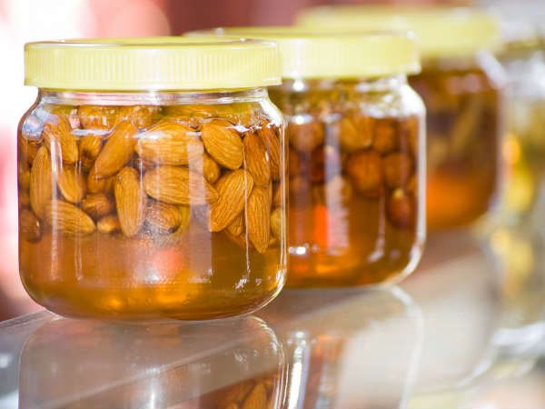  തേന്‍ ഒരു ഗ്ലാസ് ജാറിലെടുത്ത്