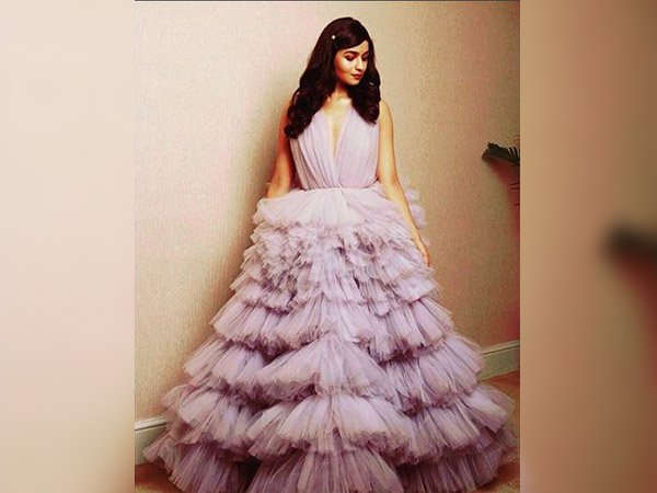 Alia Bhatt In A Monsoori Gown At The Filmfare Awards 2018