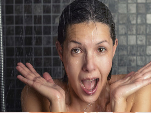 ചൂടുവെള്ളം തലയിലൊഴിക്കുന്നത്