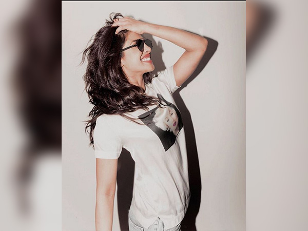 ഷോള്‍ഡറില്‍ മറുകുള്ള സ്ത്രീ