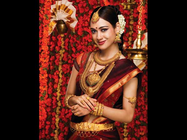 സര്‍വ്വാഭരണ വിഭൂഷിതയായ ഒരു സ്ത്രീയെ കാണുന്നുവെങ്കില്‍