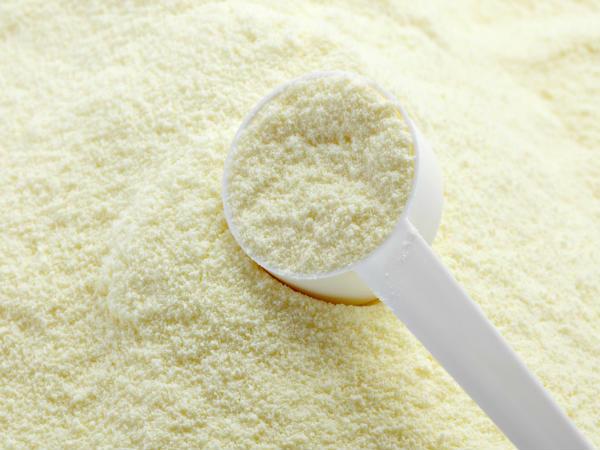 പാല്‍പ്പൊടി, ചെറുനാരങ്ങാനീര്, ബദാം ഓയില്‍ 