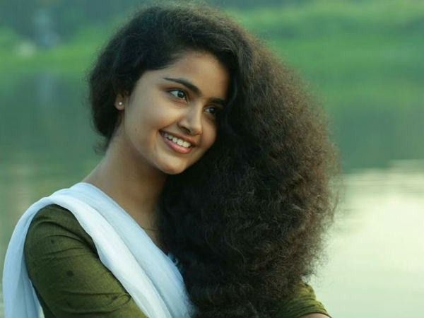 കവിളിലെ കാക്കാപ്പുള്ളി കവിളിലെ കാക്കാപ്പുള്ളി