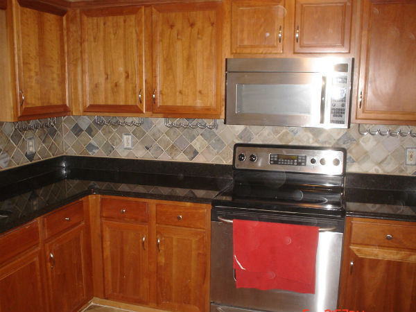 അടുക്കളയുടെ വാതില്‍ 