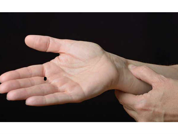 നടുവിരലിന് താഴെ 