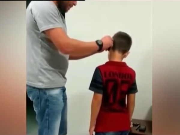 ചുണ്ടനക്കം ശ്രദ്ധിച്ച്