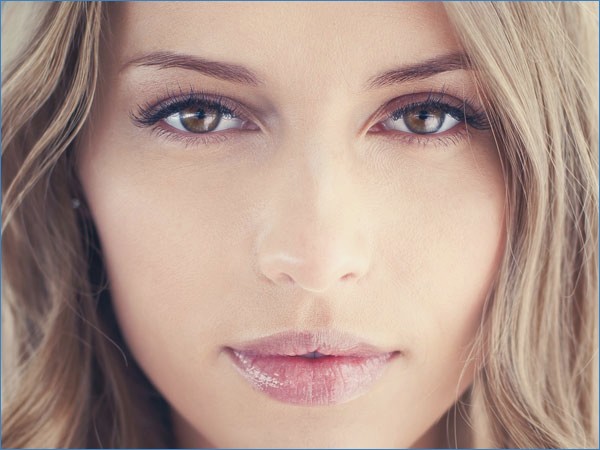 മേക്കപ്പിൽ ഏറ്റവും പ്രധാനം ഹൈലൈറ്ററിനാണ്. മേക്കപ്പിൽ ഏറ്റവും പ്രധാനം ഹൈലൈറ്ററിനാണ്.