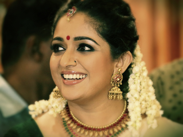 വിടര്‍ന്ന കണ്ണുകള്‍