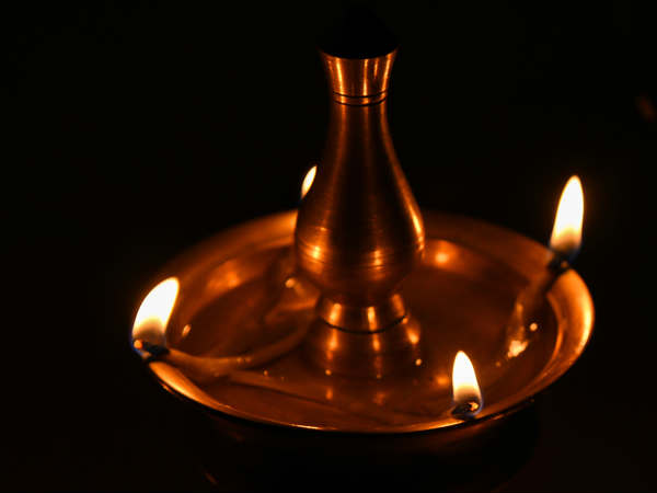 നിലവിളക്കും