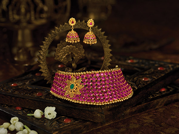 വ്യത്യസ്തമാവാൻ കല്ലുകൾ പതിച്ച നെക്ലസ്