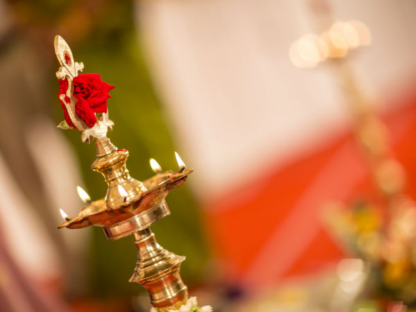 അ‍ഞ്ച് തിരിയിട്ട വിളക്ക് കത്തിക്കുമ്പോൾ