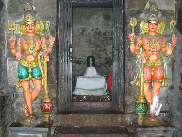 അര്‍ദ്ധപ്രദക്ഷിണം ചെയ്യുന്നത്