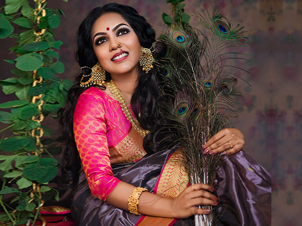 സാരിയില് തിളങ്ങി സാരിയില് തിളങ്ങി