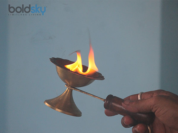 കര്‍പ്പൂരം ഉപയോഗിച്ച് തിന്മയെ പുറന്തള്ളുന്ന രീതി