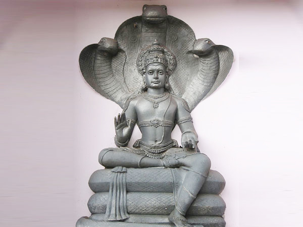 ചെമ്പില്‍ തീര്‍ത്ത നാഗവിഗ്രഹം