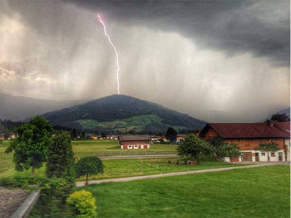 ഇടിമിന്നലുള്ളപ്പോള്‍ കുളിക്കരുത്
