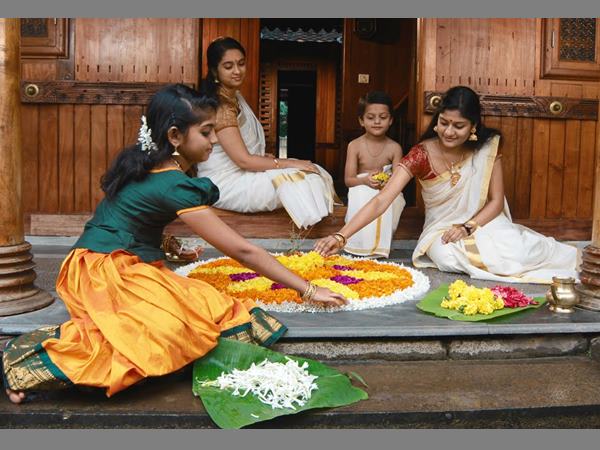 പൂക്കളം തയ്യാറാക്കുന്നു