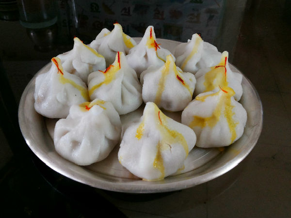 മോദകം സമര്‍പ്പിക്കുക