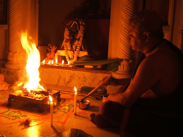 ഹോമത്തിന്റെ അഗ്നി കണ്ടാല്‍